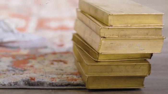 Manfaatkan benda berat untuk memperbaiki ujung karpet yang melengkung