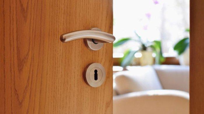 Untuk membuat ruangan kedap suara, ada banyak cara yang bisa dilakukan termasuk memasang door seal.