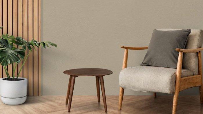 Sebelum membersihkan plafon, sebaiknya furnitur di bawahnya dipindah atau ditutupi plastik agar tidak tertempel debu.