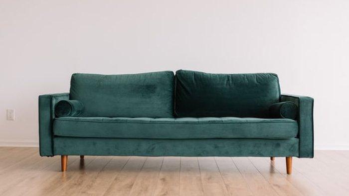 Usai dibersihkan, pastikan untuk mengeringkan sofa beludru secara tepat.