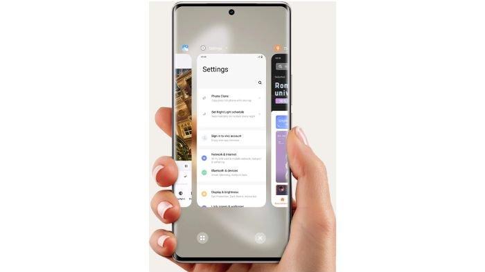 Ilustrasi pemakaian HP layar lengkung