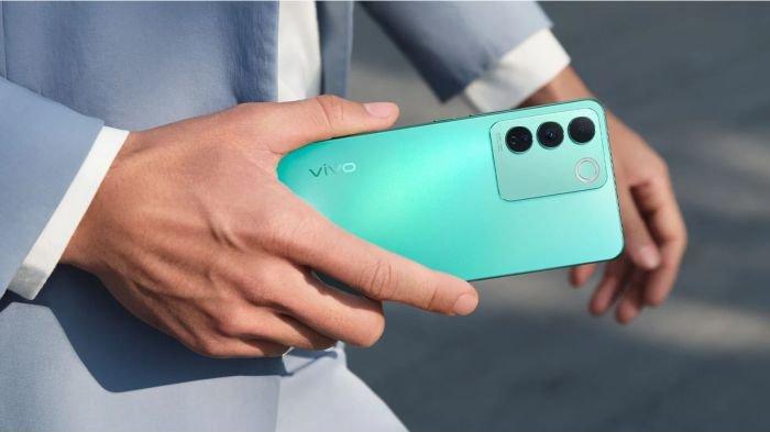 vivo V27e memiliki punggung belakang elegan dengan kamera dan Aura Light Portrait System