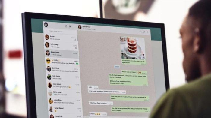 Ilustrasi seorang pria membuka WhatsApp versi Desktop di komputer