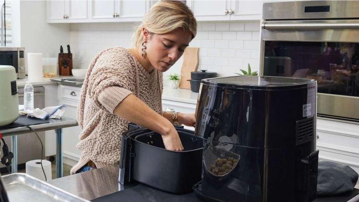 Pastikan kondisi wadah atau mangkuk air fryer dingin sebelum membersihkannya