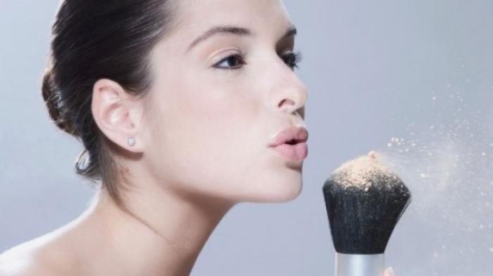 Ilustrasi menggunakan bedak tabur atau setting spray untuk menciptakan blurring effect yang sempurna.