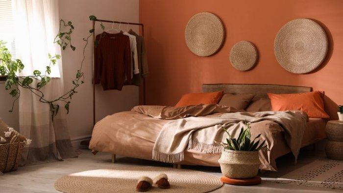 Warna pengaplikasian warna terakota di kamar tidur untuk menciptakan lingkungan yang membumi.