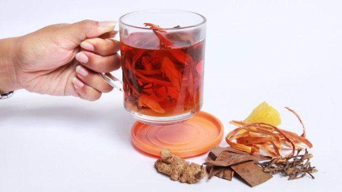 Wedang uwuh merupakan salah satu minuman herbal yang bisa mengatasi pegal linu.