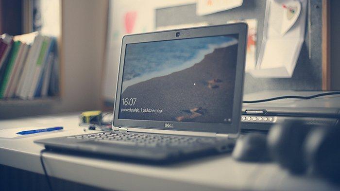 Ilustrasi laptop yang menyala setelah proses booting selesai