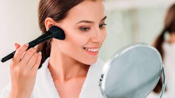 Ilustrasi wanita menggunakan bronzer.