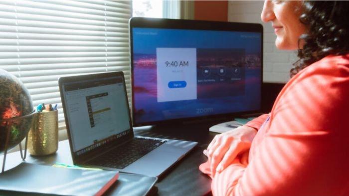 Ilustrasi pengguna laptop sedang meeting online dengan aplikasi Zoom