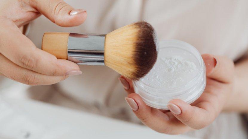 6 Tips Pakai Bedak Tabur untuk Hasil Wajah Halus, Tahan Lama, dan Anti Crack