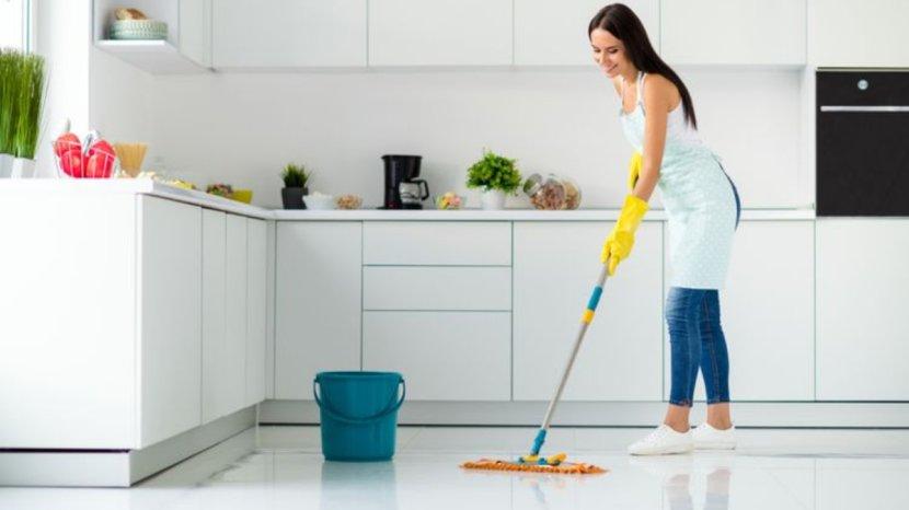 7 Tips Mengatasi Lantai Dapur yang Licin, Kesat Dalam Sekali Pembersihan