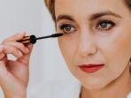 Tips Makeup untuk Usia 40-an ala MUA, Hindari Produk yang Punya Hasil Matte dan Kandungan Alkohol