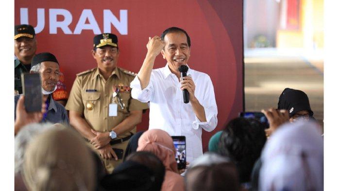 Pj Gubernur Jateng saat mendampingi Presiden Jokowi serahkan bansos untuk 1.000 Warga Cilacap.