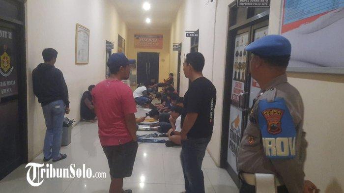 BATAL PERANG SARUNG - 27 remaja diamankan polisi Polres Boyolali, usai diduga akan mengadakan perang sarung, Minggu (9/3/2025). Kebanyakan anak yang diamankan polisi ini masih di bawah umur. (Istimewa/TribunSolo.com)