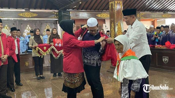 MENUJU TANAH SUCI - Jelang keberangkatan ke tanah suci, 666 jemaah calon haji asal Sukoharjo berpamitan dengan Bupati dan forkopimda di Graha Satya Praja (GSP), Rabu (14/5/2025). Ratusan jemaah calon haji tersebut dijadwalkan akan berangkat mulai tanggal 22-23 Mei 2025 mendatang.