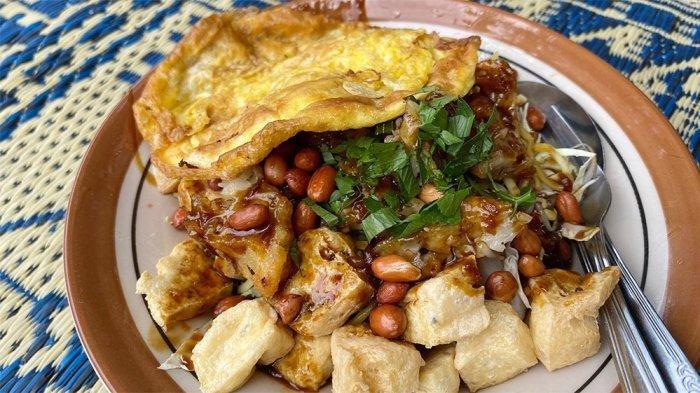 Mencicipi Tahu Kupat Pak Gombloh, kuliner legendaris di Solo yang sudah ada sejak 1973. Lokasinya di Jl. Perintis Kemerdekaan No.75, Bumi, Kecamatan Laweyan, Kota Surakarta.