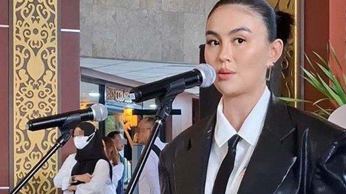 AGNEZ MO KE KEMENKUMHAM - Penyanyi Agnez Mo datangi kantor Kemenkumham untuk diskusi soal Undang-Undang soal Hak Cipta. Agnez Mo ditemui di Kemenkumham Kuningan Jakarta Selatan, Rabu (19/2/2025).