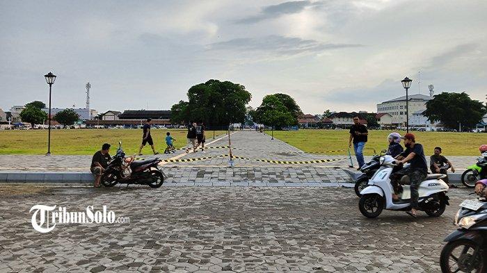 ALUN-ALUN SELATAN. Alun-alun Selatan Keraton Kasunanan Surakarta kembali dibuka untuk umum usai direvitalisasi, Minggu (9/3/2025) sore. Pembukaan akses alun-alun sendiri dilakukan oleh pihak Keraton Solo sejak pukul 17.00 WIB.