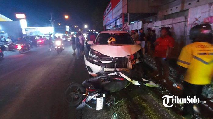 AVANZA TABRAK 2 MOTOR - Kecelakaan lalu lintas melibatkan tiga kendaraan terjadi di Jalan Sukoharjo-Solo, tepatnya di kawasan Bacem, Kecamatan Grogol, Kabupaten Sukoharjo, pada Selasa (17/6/2025) malam. Toyota Avanza yang oleng diketahui menabrak Honda Vario yang berada di jalur sama dan Honda Beat yang berhenti di bahu jalan. Satu orang meninggal dunia akibat insiden ini.