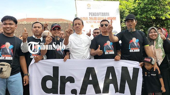 Aan Cahyanto didampingi ratusan relawan menyerahkan berkas pendaftaran bacabup ke DPD PKS Sragen, Senin (3/6/2024).