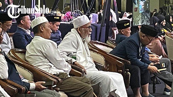 FOKUS MENDENGARKAN CERAMAH. Abu Bakar Baasyir terlihat hadir dan mendengarkan ceramah yang disampaikan oleh dai internasional asal India, Dr. Zakir Naik, di Edutorium K.H. Ahmad Dahlan Universitas Muhammadiyah Surakarta (UMS), Selasa (8/7/2025) malam.