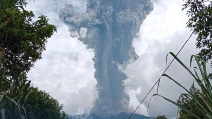 Abu vulkanik Gunung Marapi di Kabupaten Agam, Sumatera Barat, membumbung tinggi pasca erupsi pada Minggu siang, 3 Desember 2023.