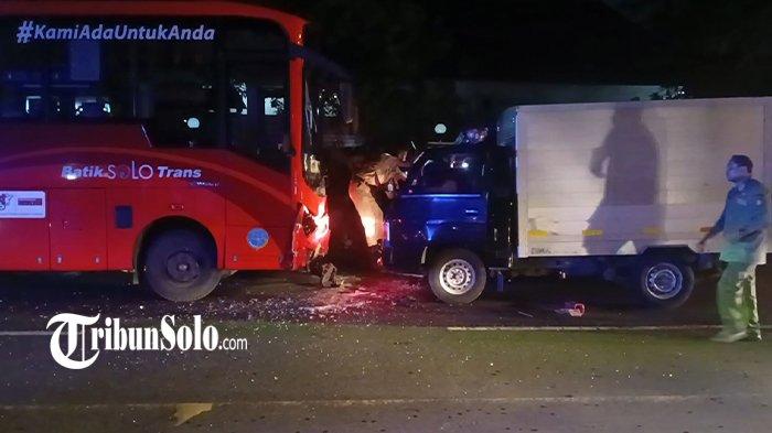Adu banteng antara BST dengan mobil boks terjadi di jalan Gajah Mada Solo, Senin (16/12/2024).