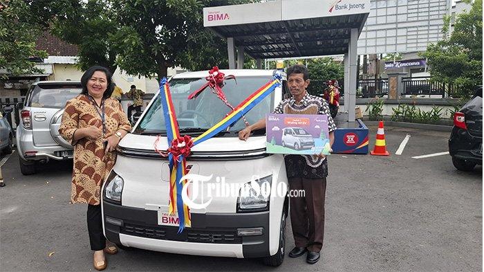 Agus Wiyono warga Kecamatan Gemolong, Kabupaten Sragen mendapat hadiah mobil listrik dari Bank Jateng, Rabu (8/1/2025).