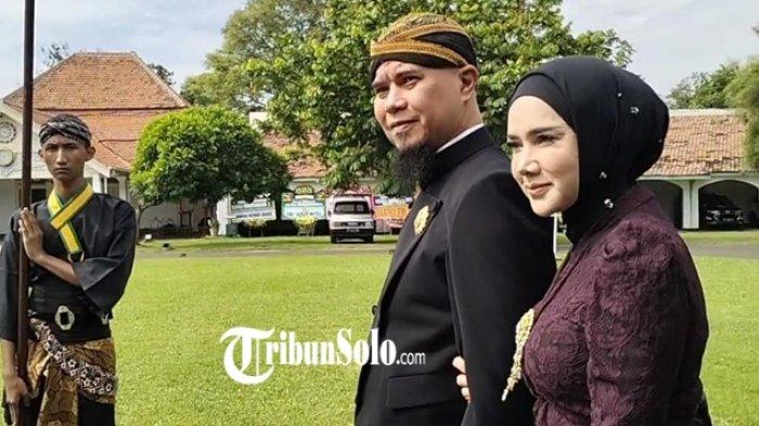 JUMENENGAN MANGKUNEGARA X - Anggota Komisi X DPR RI Ahmad Dhani beserta istri Komisi VI DPR RI Mulan Jameela menghadiri peringatan kenaikan tahta yang ketiga KGPAA Mangkunegara X di Pendapa Ageng Pura Mangkunegaran, Jumat (7/2/2025).