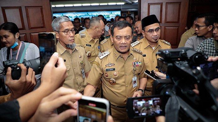 TANGGAPI BENSIN TERCAMPUR. Gubernur Jawa Tengah Ahmad Luthfi soal adanya BBM jenis pertamax yang diduga tercampur air di sejumlah SPBU di daerah Solo dalam Rakor Forkopimda bertema 