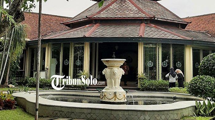 Air mancur di kawasan taman Dalem Keputren, Pura Mangkunegaran, Solo