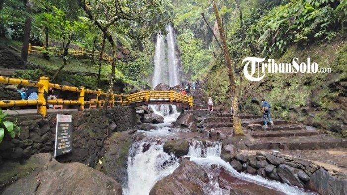 WISATA DI KARANGANYAR - Objek wisata air terjun Jumog, Desa Berjo, Kecamatan Ngargoyoso, Kabupaten Karanganyar, Jumat (9/5/2025).