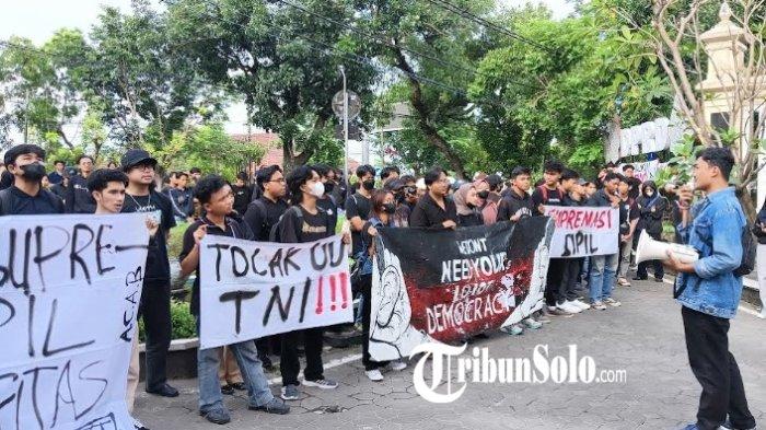 DEMO TOLAK RUU TNI - Massa aksi dari sejumlah universitas di Solo gelar demonstrasi penolakan RUU TNI di depan gedung DPRD Solo, Kamis (20/3/2025) sore.