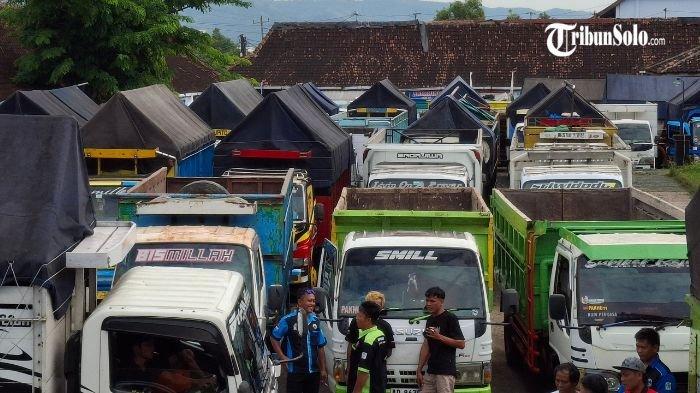 TOLAK ODOL - Aksi damai sopir truk di Wonogiri menolak RUU ODOL, Jumat (20/6/2025) di sekitaran Tugu Pusaka Selogiri. Ada puluhan truk yang ikut dalam aksi itu, sebagian truk juga membawa spanduk bernada penolakan RUU ODOL yang belakangan ini ramai.