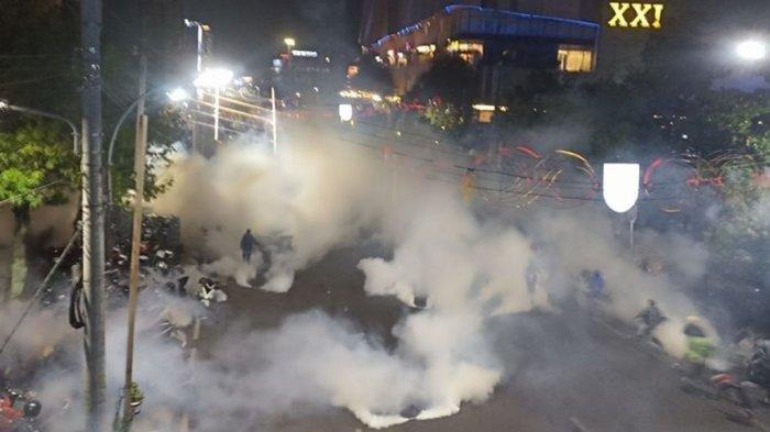 Aksi demo di DPRD Semarang rusuh.