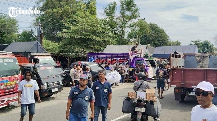 TOLAK ZERO ODOL - Aksi demo sopir truk yang melakukan penolakan kebijakan zero Over Dimension Over Loading (ODOL) tak hanya terjadi di Kabupaten Klaten. Hal serupa juga terjadi di wilayah Kabupaten Karanganyar, Kamis (19/6/2025)