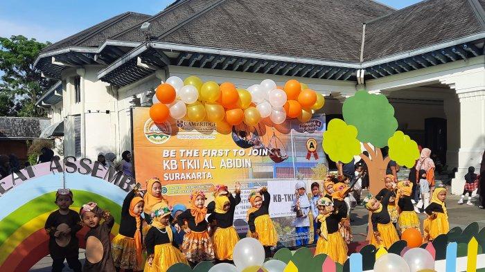 AKSI PARA SISWA. Pemandangan tak biasa menghiasi halaman rumah dinas Walikota Surakarta pada Minggu pagi 1 Juni 2025. Ratusan siswa Taman Kanak-Kanak Islam Integratif (TKII) Al Abidin Surakarta, lengkap dengan kostum menawan dan didampingi orang tua, berkumpul dengan penuh semangat. Celoteh riang dan tawa mereka membawa kesegaran, memecah keheningan pagi.