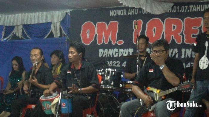 PENAMPILAN OM LORENZA : Aksi panggung Orkes Melayu (OM) Lorenza belum lama ini, di Polokarto, Sukoharjo. Orkes yang membawakan musik dangdut jadul ini menuai perhatian penikmat musik dan menjadi fenomena tersendiri.