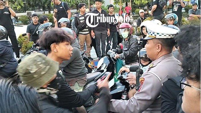 DEMO HARI BURUH. Aksi peringatan hari buruh pada Kamis (1/5/2025) di depan Balai Kota Solo. Dalam demo ini sempat diwarnai ketegangan karena membuat arus lalu lintas macet.