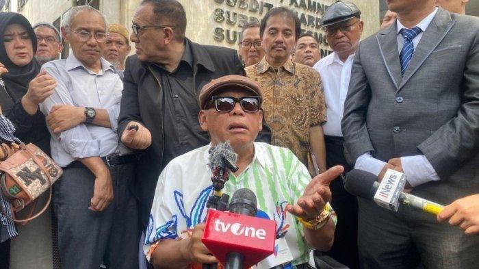 DIPERIKSA POLISI - Aktivis Eggi Sudjana diperiksa penyidik Polda Metro Jaya soal tudingan ijazah palsu Presiden ke-7 RI Joko Widodo, Senin (7/7/2025). Eggi didampingi beberapa terlapor lainnya seperti Roy Suryo, Rizal Fadillah, Rismon Sianipar hingga dr Tifa.