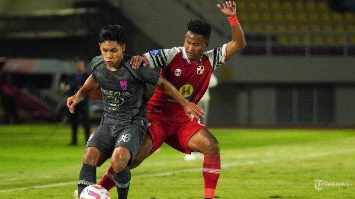 BARITO PUTERA VS PERSIS - Pesepak bola Persis Solo, Althaf Indie berduel memperebutkan bola dengan pesepak bola Barito Putera, Bagas Kaffa dalam lanjutan Liga 1 di Stadion Manahan, Selasa (3/12/2024). Ong Kim Swee ungkap persiapan timnya jelang duel Barito Putera vs Persis Solo dalam laga pekan 29 Liga 1 yang digelar hari ini, Sabtu (19/4/2025) jam 19.00 WIB.