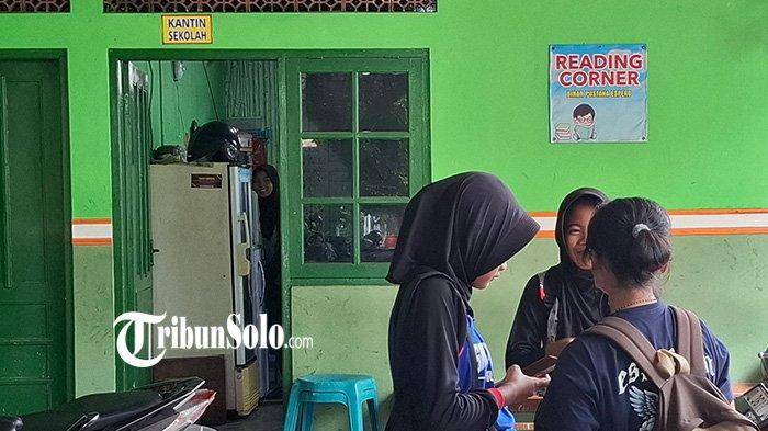 Anak-anak sekolah berkumpul di depan Kantin sekolah di SMPN 2 Sragen, Rabu (8/1/2025).