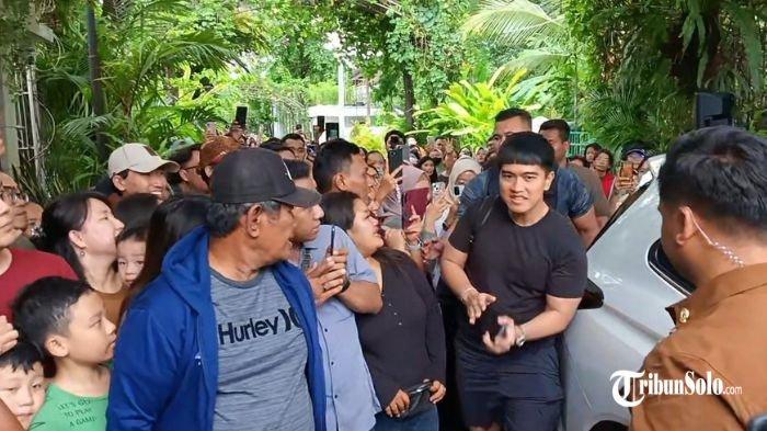 PULANG KE SOLO : Anak dan cucu Jokowi merayakan Lebaran di kediaman Presiden RI ke-7, Selasa (1/4/2025). Terlihat Kaesang Pangarap datang ke rumah Jokowi di Sumber, Banjarsari, Solo.