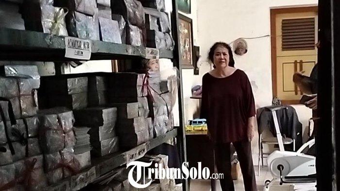 Anak ketiga Kho Ping Hoo, Tina Asmaraman di tengah tumpukan karya ayahnya.