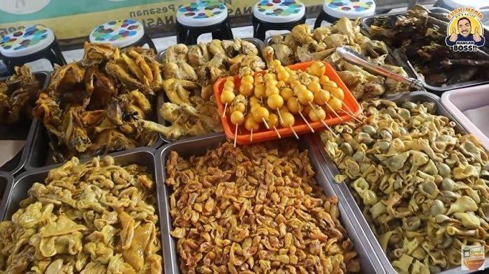 Aneka lauk di Penyetan Pak Tri, surganya penyetan di Solo, Jawa Tengah.