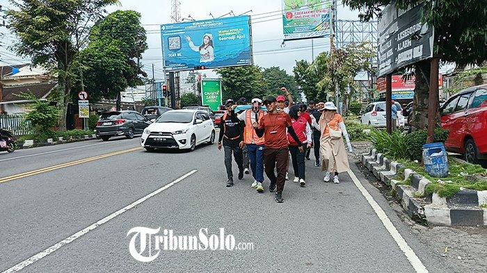 JALAN KAKI JAKARTA-BOYOLALI. Anggota DPR RI Didik Haryadi alias Didik Melon saat melakukan nazar berjalan kaki dari Jakarta dan tiba di Boyolali, Selasa (28/1/2025). Didik mengaku pernah mengalami masa sulit, di mana dahulu pernah 41 hari tidur di makam karena tak memiliki pekerjaan.