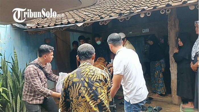 SUASANA RUMAH DUKA - Anggota Polisi membawa jenazah korban dari rumah duka di Dukuh Klimasan, Desa Sendang, Kecamatan Karanggede ke RS Moewardi Solo, Kamis (22/5/2025). Warga Dukuh Klimas, Desa Sendang, Kecamatan Karanggede ini meninggal dunia saat latihan silat.
