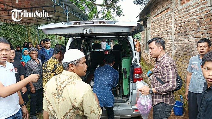 DIAUTOPSI - Anggota polisi membawa jenazah seorang pemuda dari rumah duka di Dukuh Klimasan, Desa Sendang, Kecamatan Karanggede, Boyolali ke RS Moewardi Solo untuk dilakukan autopsi, Kamis (22/5/2025). Pemuda bernama Muhamad Prana Saputra (17) ini diautopsi lantaran meninggal dunia saat latihan silat.