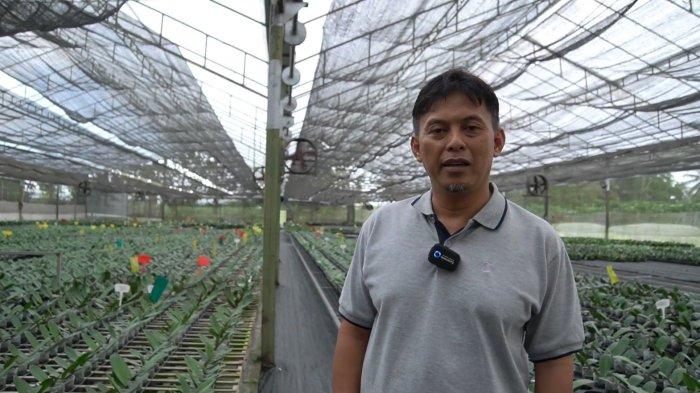 Hasan saat berada di pusat budidaya anggrek miliknya, daerah Candimulyo, Kabupaten Magelang